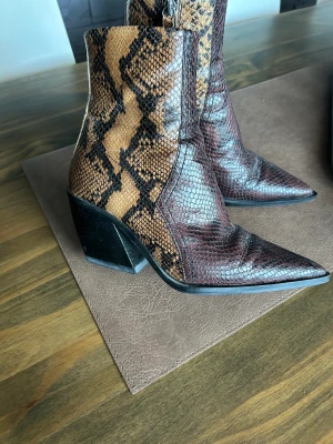 Coola skinn boots - Coola skinn boots i strl 38 Använda ett fåtal gånger och är i ett mycket bra skick 
