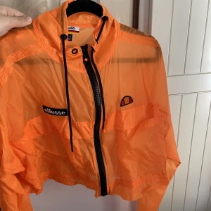 ellesse jacka/tröja - endast använd en gång. säljs då den inte kommer till användning
