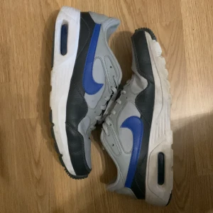 Nike air Max SC  - Slitage på häl delen av skon annars bara täcken på användning 