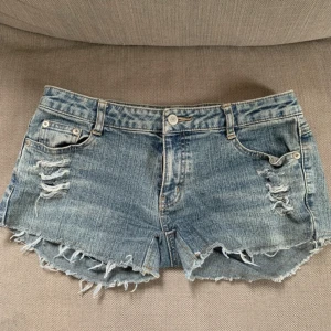 Low waist shorts - Vet inte märke köpa second hand och storlek passade inte:/ Bra skick! ca 75 cm midjemått ❤️