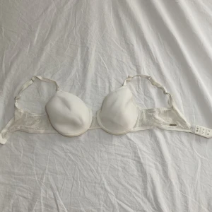 Vit t-shirt bh från Twilfit - Vit t-shirt bh från Twilfit. Storlek 75B. I gott skick.