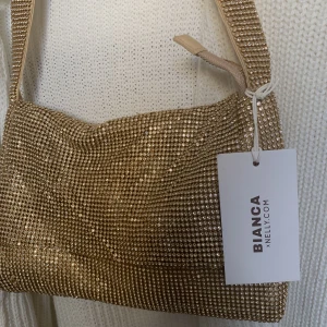 Bianca x Nelly-väska - Oanvänd väska från Bianca Ingrossos samarbete med Nelly. Lappen kvar och har bara hängt i garderoben, är slutsåld va jag vet :)  Finns på fler ställen!
