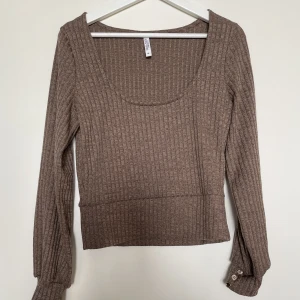 Bubbleroom stickad topp  - Stickad topp från bubbleroom! Tunnt material, perfekt till våren! Säljer även denna i en beige/rosa färg! Storlek M men passar S, säljer då den inte används och klicka gärna på KÖP NU!🤎🤎