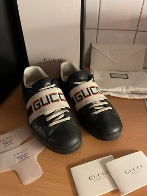 Gucci Striped Ace sneakers - Skick: 3/5 Strl: 10,5 dvs 43-44 Nypris: 5500kr Box, dustbags, tags medföljer 