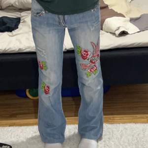 Lowrise o bootcut jeans, i perfekt skick ❣️ Midjan är 80cm och Innerbens är 79cm 