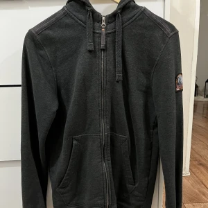 Parajumper  - Säljer min fina kofta, inga fläckar på den inga hål, den är i ny skick, killmodell i storlek M😊