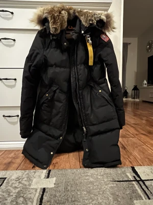 Parajumper  - Säljer min fina jacka då den inte passar mig längre, storlek small passar även M, den är i väldigt använd skick☺️