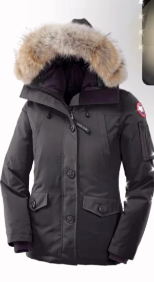 Canada goose jacka-Dam modell - Canada goose jacka i storlek S och har använts 2 ggr då den är lite stor för mig.