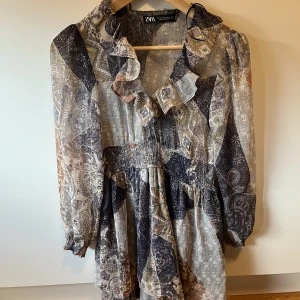 Söt mönstrad klänning  - Zara klänning som är oanvänd. Storlek XS 