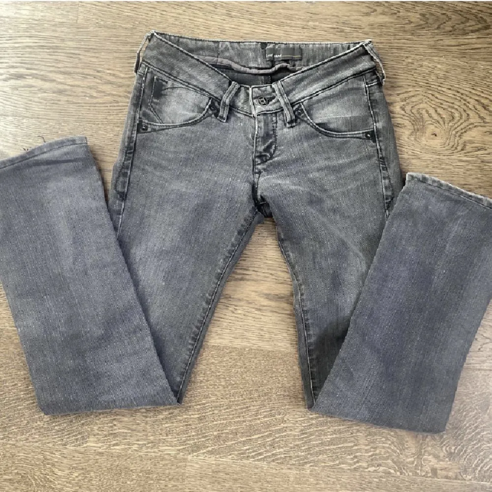 Säljer dessa jättefina lågmidjade, bootcut gråa jeans ifrån lee! Midjemåttet är ca70cm innerbennslängden är ca78. Jeansen är uppsydda lite som enkelt går att sprätta upp för att göra de längre! har inga fler bilder med jeansen på!❤️. Jeans & Byxor.