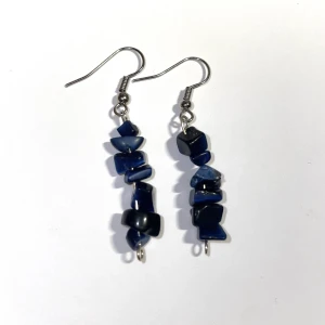 Örhängen - Snygga kristall örhängen med mörkblå stenar, det silvriga är i stål<3 Kontakta mig innan köp eller vid frågor :)