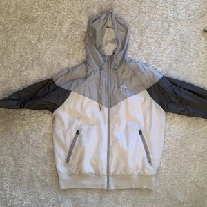 nike jacka - säljer min windrunner jacka då den är för liten på mig nu. ny pris 799 säljer för 350kr priset är inte hugget, köpare står för frakt  mvh alvin!