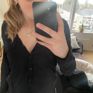 Skjorta  - Jättesnygg svart kofta med två fingrar vid brösten💓💓