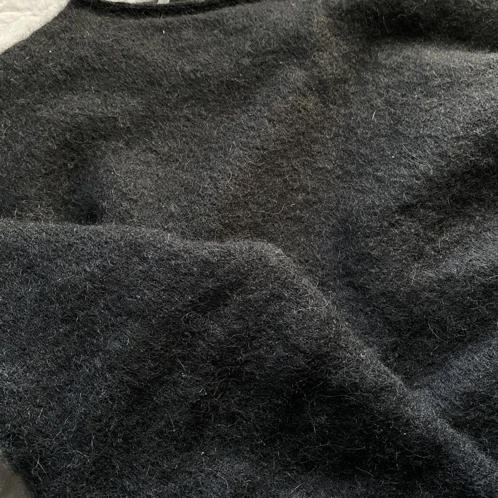 En alpaca blend stickad tröja från Cubus 🖤storlek S och nypris 300kr men säljer för 100kr . Stickat.