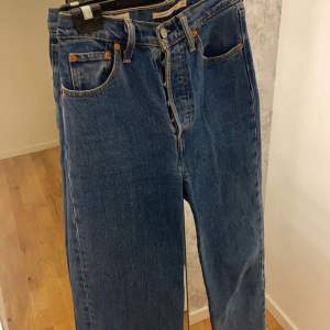 Nästan helt oanvända Levis Jeans i storlek W25 L26/27. Säljer dom för att jag beställde fel storlek och inte kunnat använda dom! 💓Vid intresse kan jag skicka mer bilder om det önskas!🫶🏼 ANVÄND KÖP DIREKT