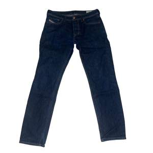 Hej! Säljer dessa diesel jeans i toppen-skick då de endast är använda ett tiotal gånger. Byxorna har inga som helst defekter och är köpta på zalando! Storlek L32 W32. Lite osäker på passformen då de inte sitter slim eller baggy (: Skriv för fler bilder❤️🙌🏻