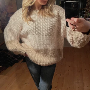 Stickad beige tröja i storlek S/M - Så mysig stickad tröja från NAKD i storlek S/M! Perfekt en vårdag eller kall sommarkväll. Mycket bra skick. 