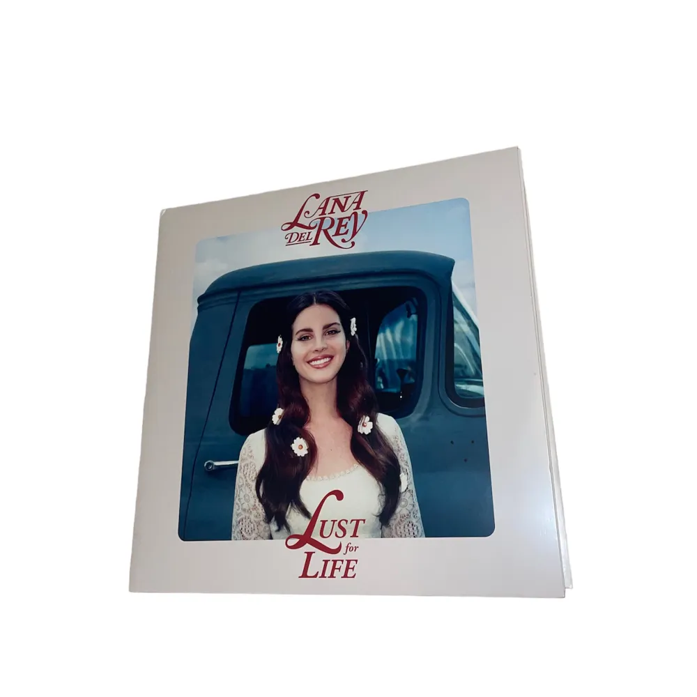 Säljer dessa unika Lana Del Rey vinyl skivorna. Dom är inte använda utan bara köpta som prydnad. Köptes runt årsskiftet och har bara stått på en hylla sen dess, dvs dom är i nyskick. Dom kommer i en fin förpackning med tryck på! Skriv vid E.V funderingar!. Accessoarer.