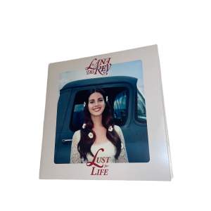 Säljer dessa unika Lana Del Rey vinyl skivorna. Dom är inte använda utan bara köpta som prydnad. Köptes runt årsskiftet och har bara stått på en hylla sen dess, dvs dom är i nyskick. Dom kommer i en fin förpackning med tryck på! Skriv vid E.V funderingar!