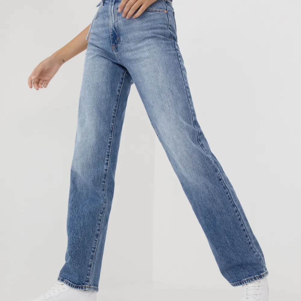 Säljer dessa snygga jeans från A brand då de inte används längre. Nypris 999kr. De är i fint skick då de knappt är använda❤️ kontakta mig vid intresse . Jeans & Byxor.