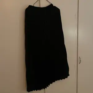 Svart plisserad kjol, oanvänd!🌸