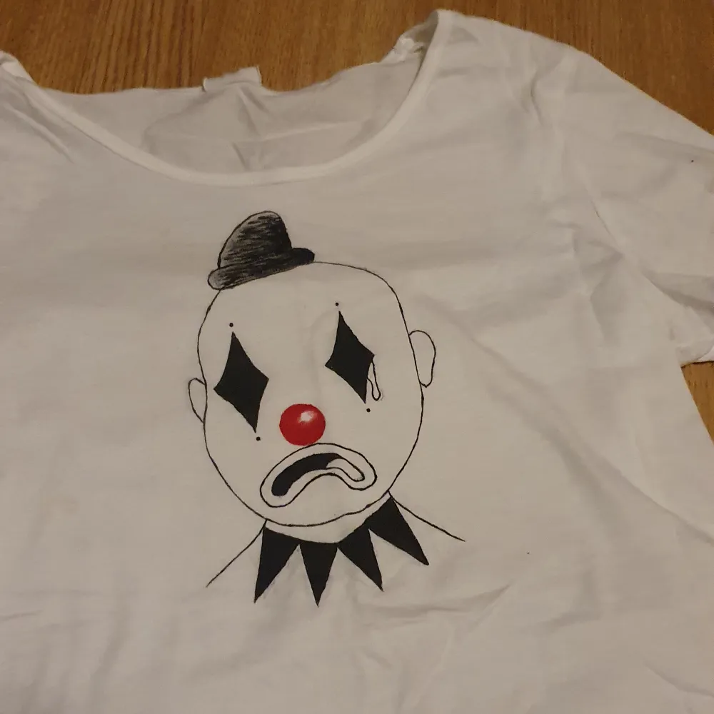T-shirt med målad clown på. Skönt material och fin passform.. T-shirts.