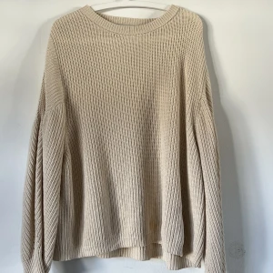 Stickad tröja - Beige fin stickad tröja från Carin wester. Använd fåtal gånger men kommer tyvärr inte till användning. Köparen står för frakten. 