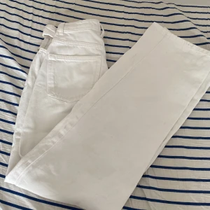 Jeans - Oanvända hål i på sidorna / finns kort, dom är gjorda så , gott skick . + 40krfrakt så de blir 190kr❤️ 