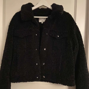 Kappa - Säljer denna teddyjackan från NA-KD i nyskick, använd en gång