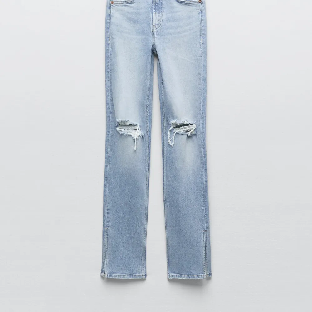 Blåa jeans med slits på sidorna, från zara storlek 34, använda fåtal gånger ser som nya ut.. Jeans & Byxor.