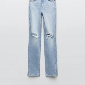 Jeans  - Blåa jeans med slits på sidorna, från zara storlek 34, använda fåtal gånger ser som nya ut.