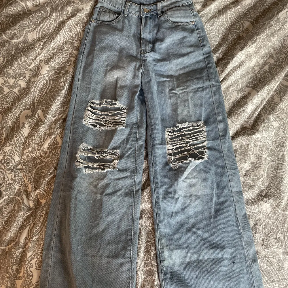 Jättefina jeans utan slitningar. Inte världsbästa kvaliten, köpta på shein därav priset. Tunnt material, dock i nyskick! 💛. Jeans & Byxor.