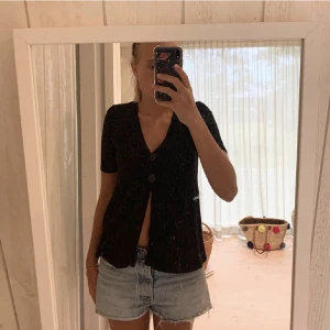 Kortärmad kofta - Superfin kofta som är perfekt till sommar och våren ! Köpt på Plick så vet Tyvär inte vad för märke den är köpt på, men i bra skick ❤️