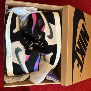 Jordan 1 psg high - Säljer nu mina jordans pga för små. Använda få tal gånger. Bra skick. Kvitto finns. Hämtas i Zinkensdamm 