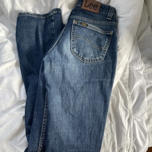 Lee jeans  - Säljer dessa skit snygga lågmidjade  Lee jeansen med bootcut. Tyvärr är de för små för mig. Min syster är modell på bilderna, (lite stora för henne). Så därför säljer jag. De är perfekta i längd för mig som är 174 cm dock!