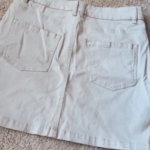 Kjol (jeans) - Jeanskjol som är grå.  Storlek M passar nog även L då den är stretchig Kort och fint skick