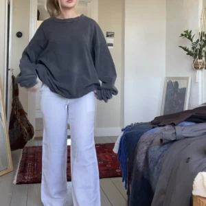 BDG JEANS Sweatshirt   - Sweatshirt från BDG Jeans i en urtvättad grå färg, köpt på Urban outfitters. Storlek M💕