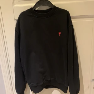 Ami Paris  - Säljer min ami tröja!!  Säljer pga för liten  Mycket bra skick! Nypris 2100