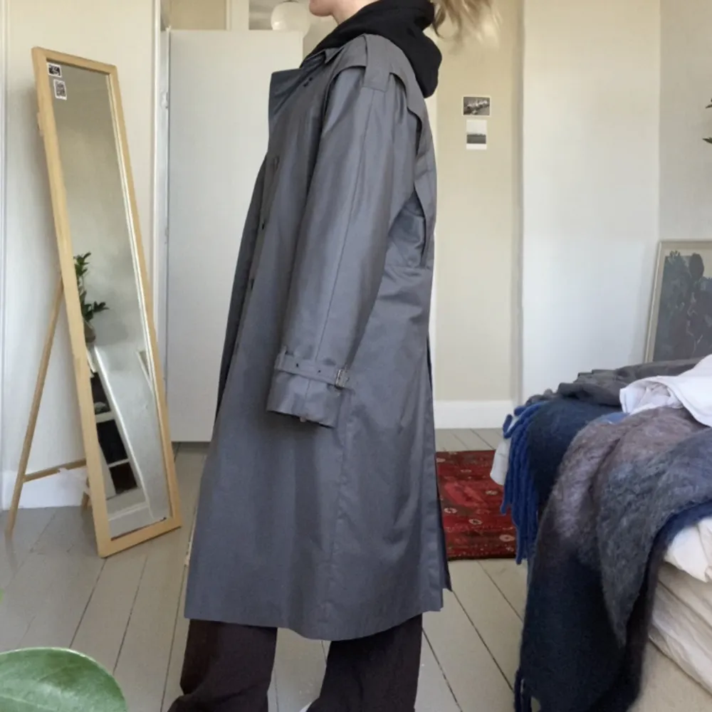 Grå trenchcoat perfekt till våren, sitter oversized på mig som är en s/xs.. Jackor.