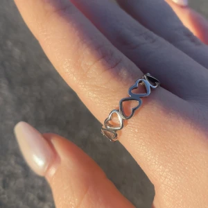 ring i rostfritt stål - ring med hjärtan i rostfritt stål, endast testad 🤍1.9 cm i diameter 