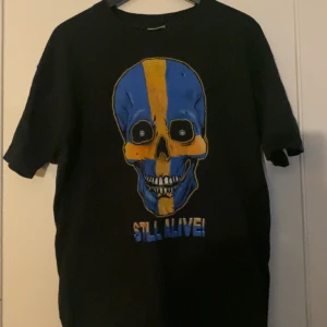 Oversized tshirt - T-shirt med tryck. Enda defekten är att det är ett 1cm hål på baksidan, skriv för bild