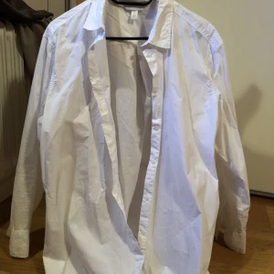 Vit stjorta  - Vit stjorta från H&M i stl M. Lite oversize. Sparsam använd. 
