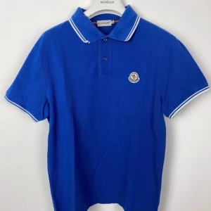 Moncler pike  - Säljer nu min snygga Moncler pike tröja då jag inte använder den längre. Den är i bra skick men använd och den är i St M men skulle säga den passar mer åt S hållet.