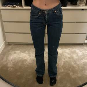 Flare low waist mörkblå jeans köpta från bikbok, änvända väldigt få gånger. Säljer för de är för tajta i midjan, storlek 24/32.  Skriv för mer information.🥰