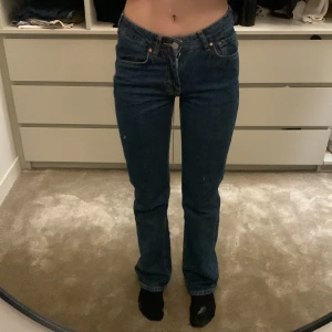 Mörkblå Low waist jeans  - Flare low waist mörkblå jeans köpta från bikbok, änvända väldigt få gånger. Säljer för de är för tajta i midjan, storlek 24/32.  Skriv för mer information.🥰