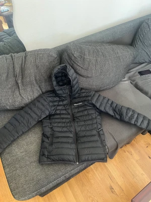 Peak performance jacka  - Knappt använd så är i nyskick är storlek m