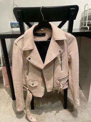 Tunn kappa - Rosa/beige jacka från Zara i nyskick 