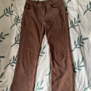 Brandy melville byxor - Bruna manchester byxor från brandy melville i superfint skick! Knappt använda. Innerbenslängd-74, midjemått ca. 73 cm. Jag är 168 cm