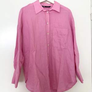 En rosa linneskjorta från Zara. Storlek S, men en oversized modell. Skjortan är lite längre bak än fram. Aldrig använd så i gott som nyskick. DM för fler bilder! Nypris 359:-