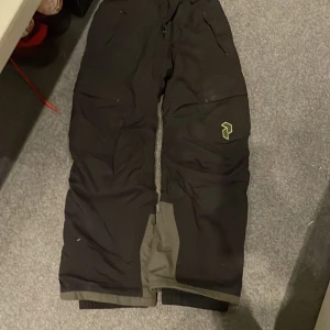 Skidbyxor Peak Performance - Svarta skidbyxor stl 150 Peak Performance